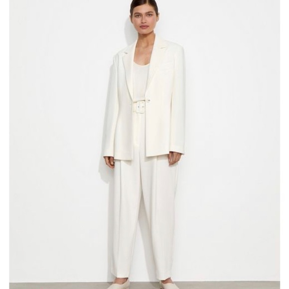 12 storeez white fitted blazer (like new) - Picture 3 of 6